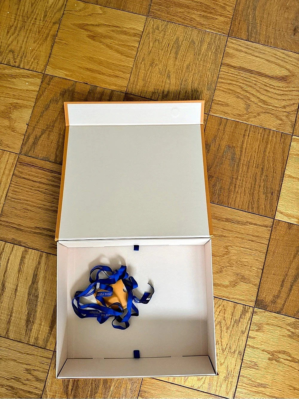 Louis Vuitton Large Gift Box with Ribbon and Tag - Picture 3 of 7